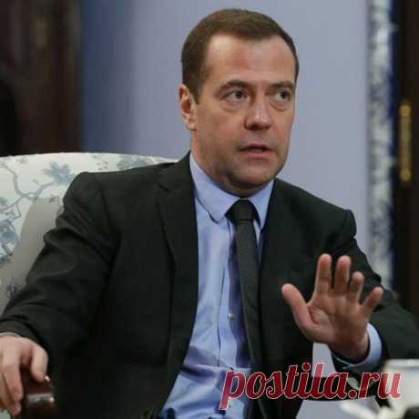 Медведев объяснил причину низких зарплат и пенсий