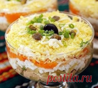 Салат слоёный «Печёнкин»
Ингредиенты:
350 гр куриной печени
10 маринованных огурцов
5 вареных яиц
4 моркови
4 луковицы
200 гр майонеза
Приготовление:
Сперва необходимо печень отварить, а затем натереть на крупной терке. Куриная печень более мягкая, её можно порезать мелкой соломкой. Огурчики нарезать мелкими кубиками. Морковь отварить и натереть на крупной терке. Лук порезать мелкими кубиками и обжарить на сковороде с добавлением масла до золотистого цвета. Яйца отварить, белки отделить от жел