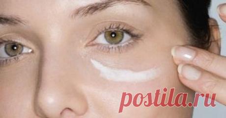 Эта девушка нанесла соду под глаза. Только посмотри, что получилось в результате!