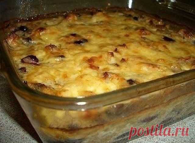 ЖУЛЬЕН С КУРИЦЕЙ И ГРИБАМИ 

Вам потребуется:

- 1 луковица среднего размера
- 100-150 г куриного филе (грудка)
- 3-4 шампиньона (около 50г)
- 50 г сливочного масла
- 1 ст. ложки растительного масла
- 1 ст. ложки (с горкой) муки
- 200 мл сливок 10%
- 50 г твердого сыра

Как готовить:

1. Луковицу мелко режем, обжариваем до прозрачности на масле растительном, выкладываем на дно формы.
2. На этой же сковороде обжариваем курицу (можно индейку взять), тоже мелко нарезанную, то...