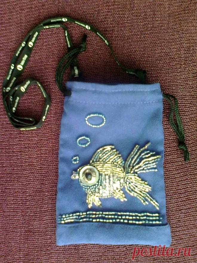 Решила украсить вышивкой из бисера простенький чехол для телефона. По моему, затея удалась!