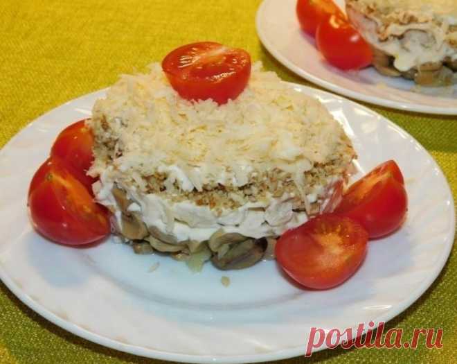 Слоеный салат с куриным филе, грецкими орехами и черри | Журнал 