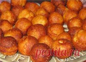 Пончики творожные за 10 минут!
Ингредиенты:
Яйцо 1 шт.
Сахар 5 ч.л. (50 гр.)
Творог жирный 250 гр.
Мука пшеничная 5 ст.л. (150 гр.)
Разрыхлитель 1 ч.л. с верхом
Молотая корица 1 ч.л.
Сахарная пудра для подачи
Масло для фритюра
Приготовление:
1. Творог протереть через металлическое сито, чтобы не было комочков. Муку с разрыхлителем просейте в миску.
2. Яйцо взбейте в пену с сахаром и корицей, добавьте творог, муку с разрыхлителем и замесите тесто. На посыпанной мукой рабочей поверхности скатайте