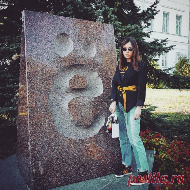 АНна РевякиНА в Instagram: «Сегодня День рождения буквы Ё. Я всегда пишу только с ё. Это памятник этой букве в Ульяновске, где проходили 18-е Липки. Время фото - канун…» 199 отметок «Нравится», 3 комментариев — АНна РевякиНА (@annarevyakina) в Instagram: «Сегодня День рождения буквы Ё. Я всегда пишу только с ё. Это памятник этой букве в Ульяновске, где…»