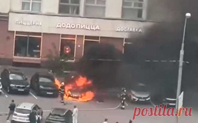 На западе Москвы пожарные потушили горящие на парковке автомобили. Видео. Пожарные ликвидировали возгорание двух легковых машин на парковке у жилого дома на Кутузовском проспекте, сообщили РБК в пресс-службе столичного МЧС.