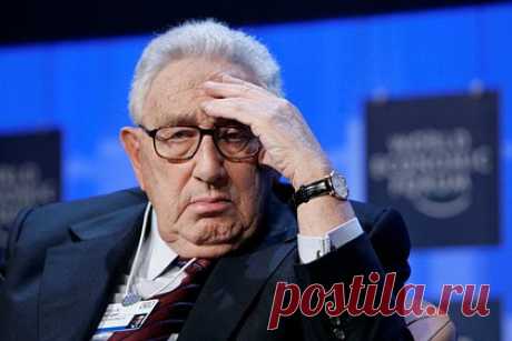 Помощник Киссинджера заявил о потере Америкой дипломата с огромным интеллектом. США с уходом из жизни бывшего госсекретаря США Генри Киссинджера лишились знакового дипломата с огромным интеллектом и острыми геополитическими инстинктами, заявил его помощник Джеймс Бейкер. По его словам, Киссинджер играл ключевую роль практически в каждом важном внешнеполитическом вопросе с 1969 по 1977 годы.