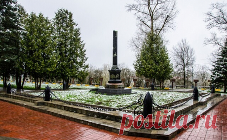 Сегодня, 13 января, отмечается 130 лет со дня рождения В. В. Грацинского (1891 - 1918), первого военного комиссара Ржева и Ржевского уезда, чьим именем названа одна из улиц и сквер в центре нашего города.

Он родился в семье чиновника. Благодаря своим способностям, экзамены за курс гимназии сдал экстерном, учился и работал, давал частные уроки. Поступил в университет.

В 1916 году Грацинский окончил юридический факультет Петербургского университета и одновременно четыре ку...