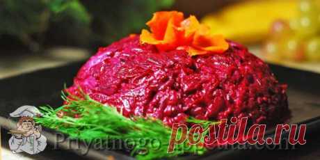 Салат из свеклы с чесноком - один из самых простых и вкусных салатов из отварной свеклы.  В этот салат можно добавлять орехи (грецкие и арахис), чернослив и изюм, а некоторые гурманы даже сыр добавляют.