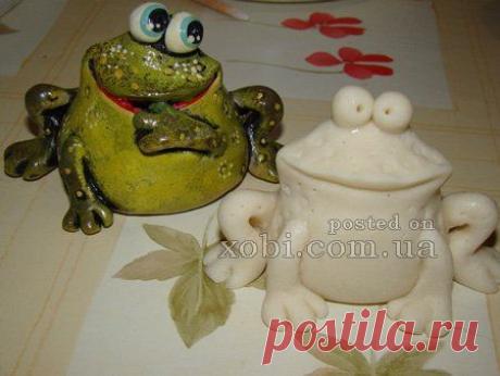 Лепим лягушку из теста.