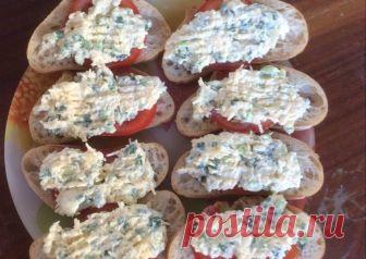 Красивые бутерброды на скорую руку с сыром и помидором ИНГРЕДИЕНТЫ На 8 бутербродов: 200 грамм сыра 2 столовых ложки майонеза Пучок зеленого лука 1 помидор Чеснок ПРИГОТОВЛЕНИЕ Сыр натереть на мелкой тёрке. Лук мелко порезать. Чеснок подавить прессом. Смешать все компоненты с майонезом. Помидор нарезать тонкими кружочками. Хлеб нарезать тонкими ломтиками, при желании подогреть в тостере. Собрать бутерброды. На хлеб кладём ломтик помидора и […]