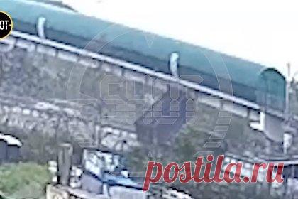 Момент падения пешеходного моста на российскую федеральную трассу попал на видео. В сети появились кадры момента падения пешеходного виадука на федеральную трассу Хабаровск — Владивосток. Их публикует Telegram-канал Shot. На записи видно, как самосвал с открытым кузовом подъезжает к пешеходному мосту и задевает его. Впоследствии мост падает на российскую трассу.