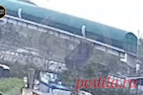 Момент падения пешеходного моста на российскую федеральную трассу попал на видео. В сети появились кадры момента падения пешеходного виадука на федеральную трассу Хабаровск — Владивосток. Их публикует Telegram-канал Shot. На записи видно, как самосвал с открытым кузовом подъезжает к пешеходному мосту и задевает его. Впоследствии мост падает на российскую трассу.