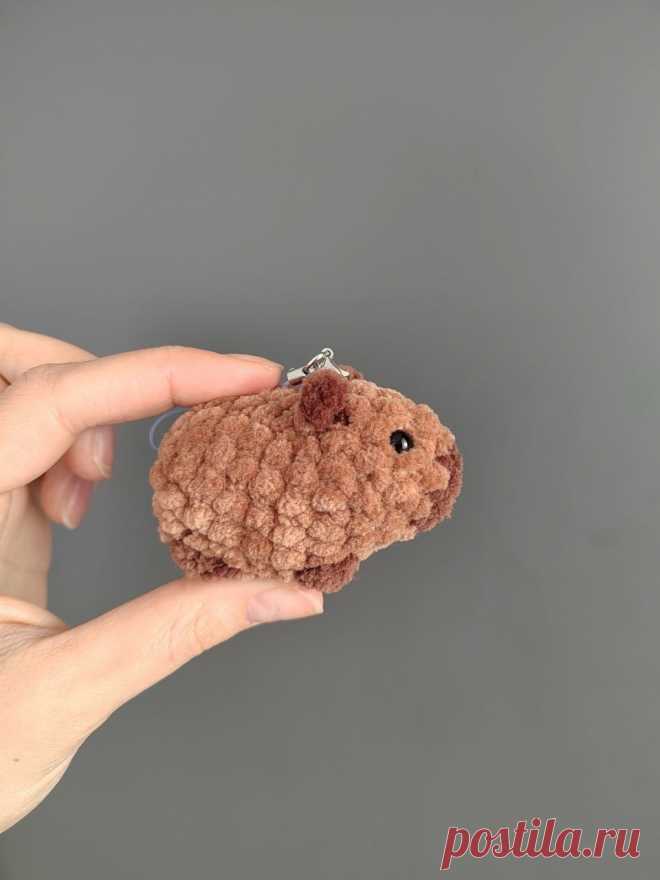 PDF Капибара брелок крючком. FREE crochet pattern; Аmigurumi toy patterns. Амигуруми схемы и описания на русском. Вязаные игрушки и поделки своими руками #amimore - маленький капибара из плюшевой пряжи, плюшевый брелок в виде капибары, милые зверята.