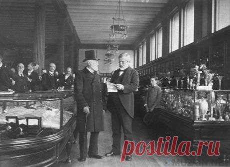 Великая алмазная афёра 1872 года | Чёрт побери Поздним февральским вечером 1871 года в двери кабинета Джорджа Робертса, известного бизнесмена из Сан-Франциско, постучались двое мужчин. Один достал из кармана кожаный мешочек и сказал, что в нём содержится что-то очень ценное, поэтому он хотел бы оставить его на хранение в «Банке Калифорнии» Арнольд и Слэк поначалу неохотно отвечали на вопросы заинтригованного бизнесмена, делая вид, что не желают делиться своей тайной. В кон...