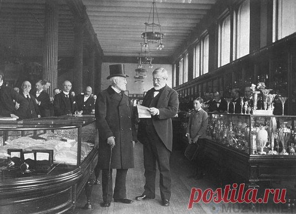 Великая алмазная афёра 1872 года | Чёрт побери Поздним февральским вечером 1871 года в двери кабинета Джорджа Робертса, известного бизнесмена из Сан-Франциско, постучались двое мужчин. Один достал из кармана кожаный мешочек и сказал, что в нём содержится что-то очень ценное, поэтому он хотел бы оставить его на хранение в «Банке Калифорнии» Арнольд и Слэк поначалу неохотно отвечали на вопросы заинтригованного бизнесмена, делая вид, что не желают делиться своей тайной. В кон...