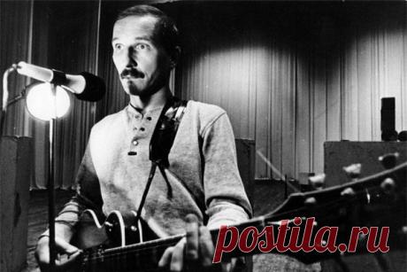 «Интересовал весь мир сразу». Каким был Петр Мамонов. Основатель рок-группы «Звуки Му», музыкант и актер Петр Мамонов умер на 71-м году жизни из-за последствий коронавируса. Балагур и эксцентрик в молодости и отрешившийся от мира проповедник в зрелые годы, Мамонов прожил будто бы две жизни. Каким был артист — в материале РБК