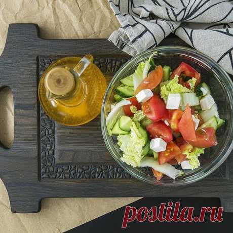 Еще одна досочка из новой коллекции🥗
"Бель-вю" - совсем в другом стиле. Если большинство наших досточек подходит стилю лофт, то эта досточка станет прекрасным украшением для кухни в классическом стиле🌱
_________________________________ 💰Цена 1850 рублей 
#поднос #подарок #подносдлязавтрака #утро #еда #тренд #дерево #интерьер #доммилыйдом #подарокмаме #подарокжене #подарокмужу #кухня #лофт #готовкаеды #рецепты #ужин #
#сервировочныедоски #подачаеды #доскадлясервировки #к...