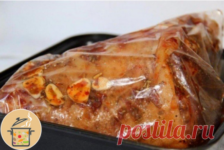 Свиная рулька "Великолепная"

Сочная румяная рулька, распространяющая вокруг восхитительный аромат ни одного мясоеда еще не оставила равнодушным, и даже те, кто не очень жалует мясо в принципе, не сможет удержаться и не отведать кусочек. Простое в приготовлении, но безумно вкусное мясо на косточке готовят во многих странах и соответственно разными способами. Ее отваривают в воде или пиве, запекают, сначала отваривают, потом доводят до кондиции в духовке, популярны и более ...