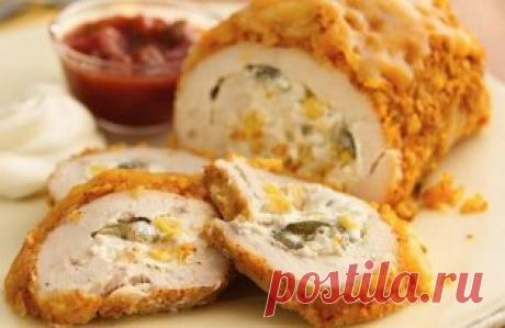 Зачем вам эта колбаса? Приготовьте лучше рулетик мясной, такой ароматный и сочный!
КУРИНЫЙ РУЛЕТ С ФАРШЕМ
Ингредиенты : 
- куриные бедра — 3 шт.,
- фарш куриный филейный — 200 гр, 
- морковь — 1 шт.,
- лук репчатый — 1 шт., 
- соль и перец черный по вкусу,
- горчица — 20 гр 
- сыр твердый — 100 гр,
- сметана — 50 гр, 
- масло растительное 
Приготовление :
1. С куриных бедер удалить кости, мякоть разложить пластом, слегка отбить. Посолить и поперчить. На поверхность уложить фарш, смешанный с