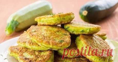 САМЫЕ ВКУСНЫЕ БЛЮДА ИЗ КАБАЧКОВ 
1) Кусочки кабачков в кляре
ИНГРЕДИЕНТЫ:
 Кабачки — 2-3 Штук
 Мука — 1/2 Стакана
 Перец — 1/4 Чайных ложки
 Яйцо — 2 Штуки
 Панировочные сухари — 1 Стакан
 Масло — По вкусу
 Соль — По вкусу
ПРИГОТОВЛЕНИЕ:
1. Кабачки порезать кружочками.
2. Разложить по широким мискам: яйца, муку с перцем и панировку.
3. Обмакивать кабачок в муку, затем в яйцо и в панировку.
4. Жарить в масле с двух сторон.
5. Подать с соусом.
2) Кабачковые палочки в сырной панировке
ИНГРЕДИЕ