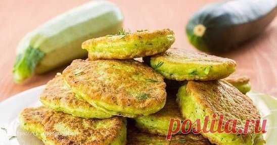 САМЫЕ ВКУСНЫЕ БЛЮДА ИЗ КАБАЧКОВ 
1) Кусочки кабачков в кляре
ИНГРЕДИЕНТЫ:
 Кабачки — 2-3 Штук
 Мука — 1/2 Стакана
 Перец — 1/4 Чайных ложки
 Яйцо — 2 Штуки
 Панировочные сухари — 1 Стакан
 Масло — По вкусу
 Соль — По вкусу
ПРИГОТОВЛЕНИЕ:
1. Кабачки порезать кружочками.
2. Разложить по широким мискам: яйца, муку с перцем и панировку.
3. Обмакивать кабачок в муку, затем в яйцо и в панировку.
4. Жарить в масле с двух сторон.
5. Подать с соусом.
2) Кабачковые палочки в сырной панировке
ИНГРЕДИЕ