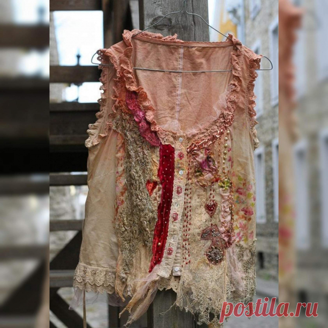 Богемный стиль (boho chic) – стиль в одежде, подчёркивающий утончённость человека, его отношение к миру культуры или искусства. Предполагает частичное копирование различных классических элементов одежды, в частности, Викторианского периода. Так делаем вывод, boho – стиль достаточно творческий и свободный, но при этом с капелькой классики. История стиля бохо ведет свое начало с XVII века. Тогда в европейском регионе под названием Богемия обосновались свободолюбивые кочующие...