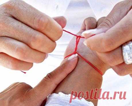 СЛАВЯНСКИЙ ОБЕРЕГ!!!
Как нитку на руке завязать, чтобы беды избежать!

Сильным оберегом от сглаза и порчи у славян всегда считались "наузы" - нити с узелками, повязанные вокруг запястья.
Для изготовления такого талисмана можно использовать любые нити: хлопковые, шелковые, шерстяные, льняные.
Влияние и сила подобного браслета зависит от цвета.

Красные нити сделают вас неуязвимым: защитят от хулиганов и недобрых людей.
Оранжевые и желтые нити оберегают от завистников, сглаз...