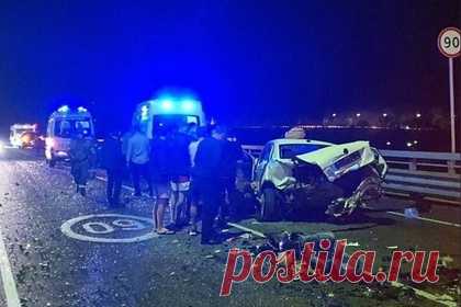 Стали известны обстоятельства смертельного ДТП в Сочи с участием Собчак. Водитель Mercedes, который вез телеведущую Ксению Собчак в аэропорт и спровоцировал смертельное ДТП в Сочи, мог серьезно превысить скоростной режим, заявил источник РИА Новости. Погодные условия или техническое состояние трассы не могли спровоцировать потерю сцепления автомобиля с дорогой и скольжение.