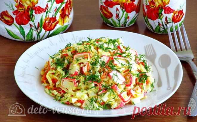 Крабовый салат с морковью и сыром,>>>Палочки крабовые - 100 г
*Лук репчатый - 2 шт.
*Морковь - 1 шт.
*Сыр твёрдый - 100 г
*Яйца куриные - 2 шт.
*Чеснок - 2 зубчика
*Майонез - 2,5 ст. л.
*Масло растительное - 3 ст. л.
*Соль - 0,3 ч.л.