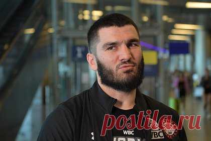 Бетербиев ответил на вопрос о переходе в MMA. Российский боксер Артур Бетербиев ответил на вопрос о переходе в смешанные единоборства (MMA). 38-летний спортсмен заявил, что не собирается менять бокс на MMA. «Продолжу боксировать», — подчеркнул обладатель трех титулов чемпиона мира в полутяжелой весовой категории.