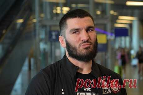 Бетербиев ответил на вопрос о переходе в MMA. Российский боксер Артур Бетербиев ответил на вопрос о переходе в смешанные единоборства (MMA). 38-летний спортсмен заявил, что не собирается менять бокс на MMA. «Продолжу боксировать», — подчеркнул обладатель трех титулов чемпиона мира в полутяжелой весовой категории.