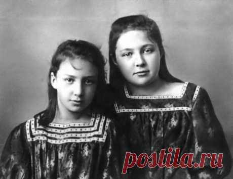 Почему цветаевский пирог – именно цветаевский, точно никто не знает. Одни слухи.
Говорят, его сестры Цветаевы пекли в начале XX века и угощали им своих гостей. Говорят еще, что дело было в Тарусе и о пироге написано в «Воспоминаниях» младшей сестры Марины – Анастасии Цветаевой. Но ни цитат, ни хотя бы каких-то подробностей для убедительности нет.
Скорее, это легенда.На фото Анастасия и Марина Цветаевы. 1905 год