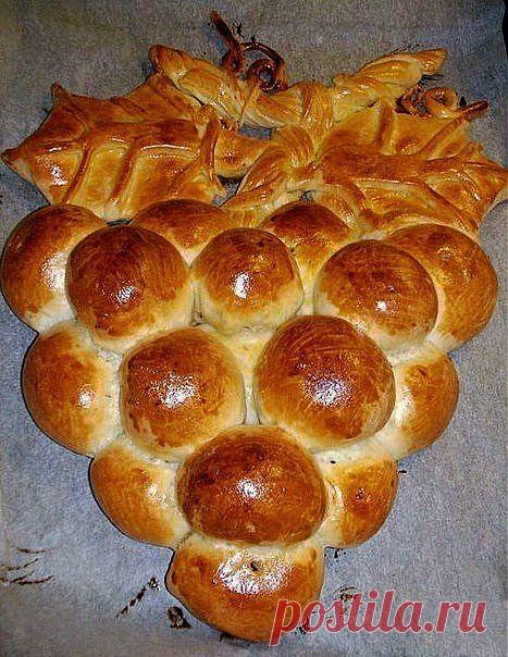 Начинка пирога может выбираться по вкусу.
 
Начинка в данном примере: сухофрукты (любые, какие нравятся и имеются в наличии) + грецкие орехи + сахар + сливочное масло.
 
 
Тесто раскатать в пласт толщиной 8 мм, вырезать круги, выложить на них сухофрукты и орехи, посыпать сахаром, добавить небольшой кусочек сливочного масла.
 
Хорошо защипать края, оформить пирожки в виде колобков и приступить в формовке пирога.