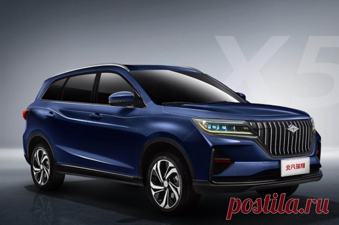 Семь мест за недорого. BAIC начал продажи в России кроссоверов Ruixiang X5. Цены на китайский автомобиль начинаются от 2,2 млн рублей.