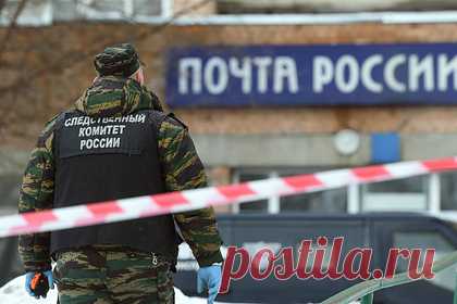 Двое россиян вынесли 3,5 миллиона рублей из отделения почты. В Краснодаре двое мужчин ограбили отделение почты и вынесли из него инкассаторскую сумку с 3,5 миллиона рублей. Преступление было совершено 6 января. Неизвестные в перчатках и масках пришли на почту с предметом, напоминающим пистолет, и, угрожая им сотрудникам, забрали сумку инкассаторов с деньгами.