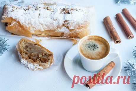 Как приготовить классический штрудель с яблоками и корицей: простой рецепт
С немецкого strudel переводится как «вихрь».
Это всё из-за тончайшего теста, которое будто создаёт вихрь вокруг сладкой начинки. Австрийский штрудель – это исторический правнук пахлавы, которую ассирийцы придумали ещё в 8 веке до н. э. Тогда это были тонкие слои теста, между которыми была начинка из мёда и орехов. Расскажем, как готовить штрудель с яблоками.