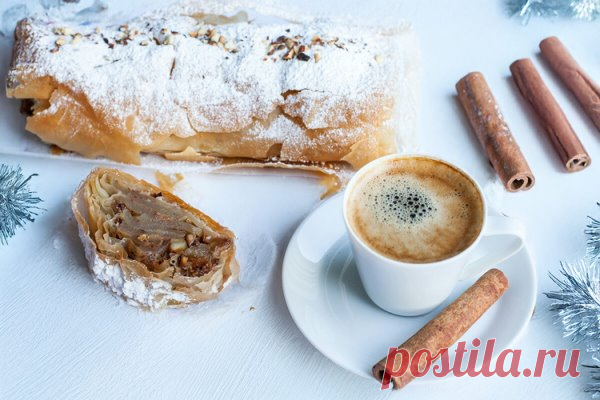 Как приготовить классический штрудель с яблоками и корицей: простой рецепт
С немецкого strudel переводится как «вихрь».
Это всё из-за тончайшего теста, которое будто создаёт вихрь вокруг сладкой начинки. Австрийский штрудель – это исторический правнук пахлавы, которую ассирийцы придумали ещё в 8 веке до н. э. Тогда это были тонкие слои теста, между которыми была начинка из мёда и орехов. Расскажем, как готовить штрудель с яблоками.