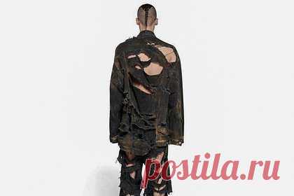 Balenciaga начал продавать дырявые костюмы за 380 тысяч рублей. Французский модный дом Balenciaga выставил на продажу дырявые костюмы за 380 тысяч рублей. Бренд выпустил наряд, состоящий их черных оверсайз-куртки и мешковатых штанов, сшитых из джинсовой ткани. На размещенных снимках видно, что на вещах впереди нанесены коричневые пятна, а сзади присутствуют дырки.