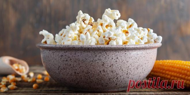 Как приготовить солёный попкорн на сковороде в домашних условиях: рецепт - Лайфхакер Приготовить солёный попкорн на сковороде в домашних условиях очень просто. Сохраните этот рецепт и попробуйте! Понадобится всего 10 минут.
