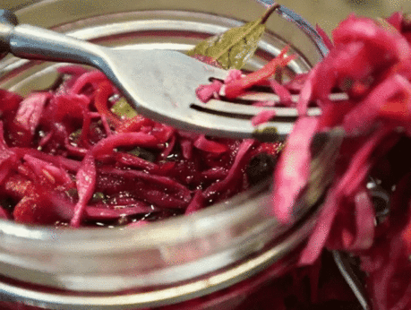 Маринованная капустка "Пальчики оближешь" 
Необходимые продукты: 
Капуста 2 кг. 
Морковь 2-3 шт. крупных 
Свекла 1 шт. 
Чеснок 1 головка 
Рассол:
На 1 литр воды 1 стакан растительного масла, 2/3 стакана 9% уксуса, 2/3 стакана сахара и 2 столовой ложки соли.
Способ приготовления
: 
Капусту режем соломкой, слегка переминаем руками. 
Морковь и свеклу трем на крупной терке, чеснок через пресс. 
Для рассола: кипятим воду с маслом, уксусом, сахаром и солью. 
Соединяем капусту с ...