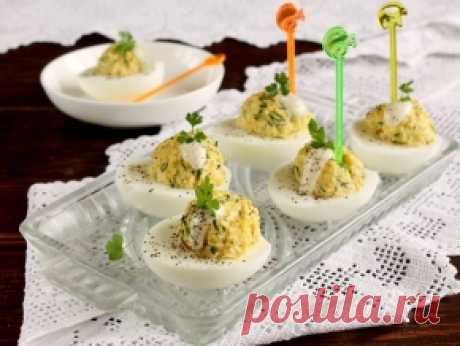 Яйца, фаршированные сыром и чесноком — рецепт с фото пошагово