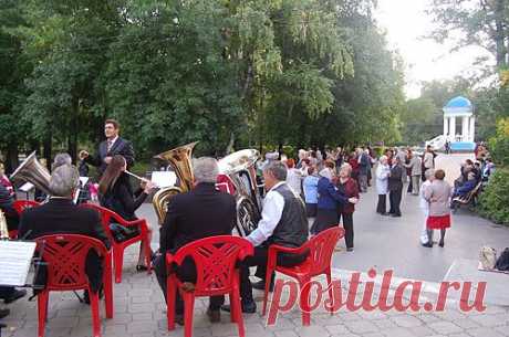 Старинные вальсы в исполнении духового оркестра.