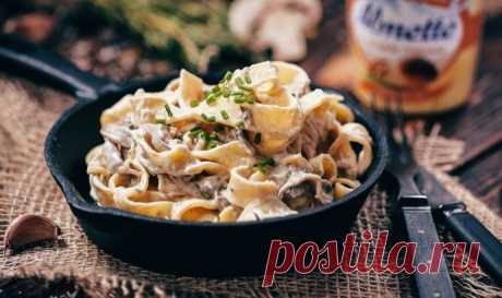 Макароны с курицей и грибами в сливочном соусе Ингредиенты:Куриное мясо - 300 г&nbsp;Шампиньоны - 200 г&nbsp;Лук репчатый - 1 шт.&nbsp;Сливки - 250 мл&nbsp;Макароны - 300 г&nbsp;Зелень по вкусу&nbsp;Растительное масло - 2 ст. л.&nbsp;Сыр твердый по вкусу&nbsp;Соль, перец по вкусуПриготовление:1. Макароны отварить в посоленной воде до...