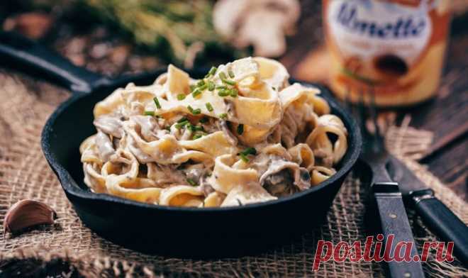 Макароны с курицей и грибами в сливочном соусе Ингредиенты:Куриное мясо - 300 г Шампиньоны - 200 г Лук репчатый - 1 шт. Сливки - 250 мл Макароны - 300 г Зелень по вкусу Растительное масло - 2 ст. л. Сыр твердый по вкусу Соль, перец по вкусуПриготовление:1. Макароны отварить в посоленной воде до...
