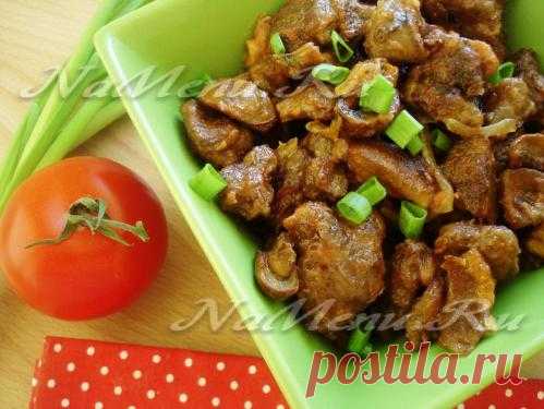 Куриная печень с грибами и помидорами