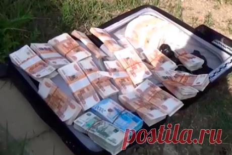 Россиянин забыл на улице чемодан с 15 миллионами рублей. В Биробиджане мужчина оставил на улице чемодан, в котором лежали 15 миллионов рублей. Россиянин очень спешил в командировку, поставил свой багаж рядом с такси и забыл про него. Так чемодан простоял на улице несколько часов, пока прохожие не заметили его и не вызвали полицию.