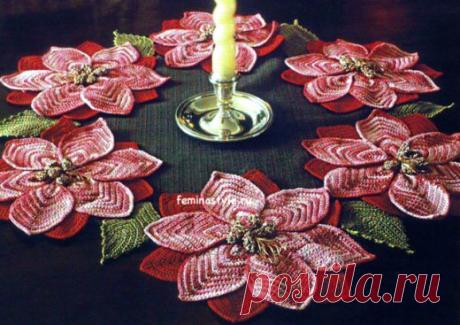 Красивая салфетка из ткани и вязаных цветов - Эфария Этот цветок называют «рождественским», я думаю, он подойдет для любого времени года. Потребуется: по 100 гр хлопчатобумажной пряжи красного цвета и меланжевой бело-розового цвета, 20 гр пряжи зеленого цвета, 20 гр вискозы с добавлением люрекса цвета сухой зелени; отрез льняной ткани зеленого цвета или салфетка соответствующего размера. крючок № 1. Виды петель: воздушная петля (в.