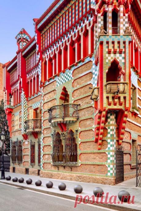 Casa Vicens в Барселоне - объект Вемирного наследия ЮНЕСКО Casa Vicens - дом 1880-х годов был спроектирован и построен Антони Гауди для богатого брокера Мануэля Висенса. Когда Гауди начинал строительство этого
