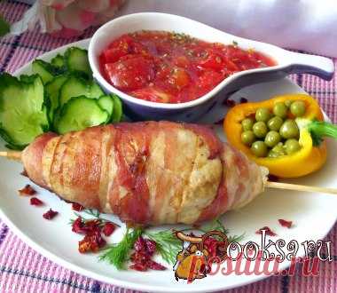 Котлеты на шпажке "Веретено" Очень вкусные котлеты из куриного фарша, завернутого в бекон. Фарш (70% куриного филе+30% свинины) — 600 г; Бекон (слайсы) — 16-20 шт; Лук репчатый — 1 шт; Чеснок — 1-2 зуб.; Яйцо куриное — 1 шт; Соль — по вкусу ; Перец черный (молотый) — по вкусу ; Масло растительное ;