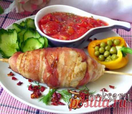 Котлеты на шпажке &quot;Веретено&quot; Очень вкусные котлеты из куриного фарша, завернутого в бекон. Фарш (70% куриного филе+30% свинины) — 600 г; Бекон (слайсы) — 16-20 шт; Лук репчатый — 1 шт; Чеснок — 1-2 зуб.; Яйцо куриное — 1 шт; Соль — по вкусу ; Перец черный (молотый) — по вкусу ; Масло растительное ;